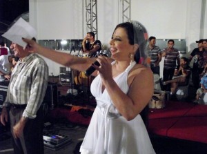 lilian_martins_da_show_de_simpatia_no_arraia_tcm