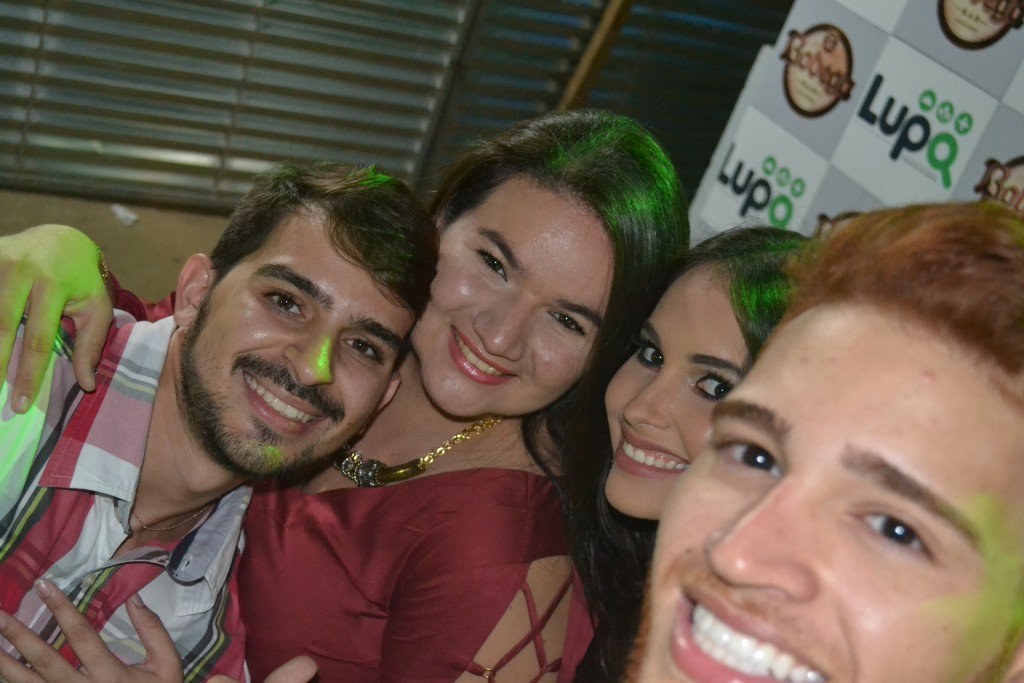 Lucas Silveira e Isabela Morais em momento de descontração com Bianca e Bruno