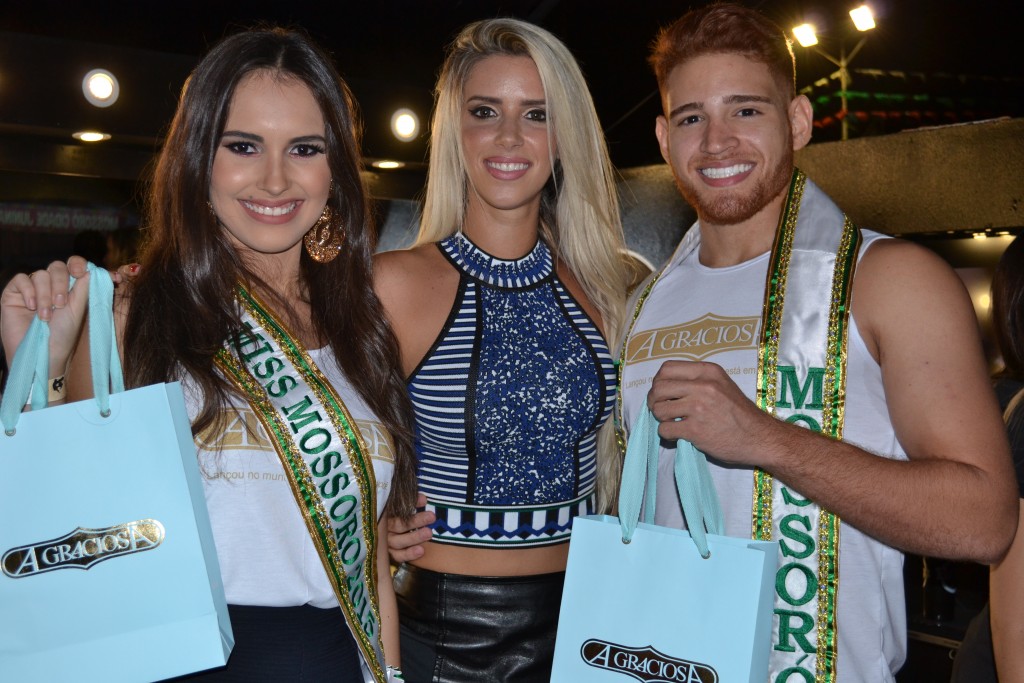 A cantora Thábata Mendes com Bianca Freitas e Bruno Medeiros