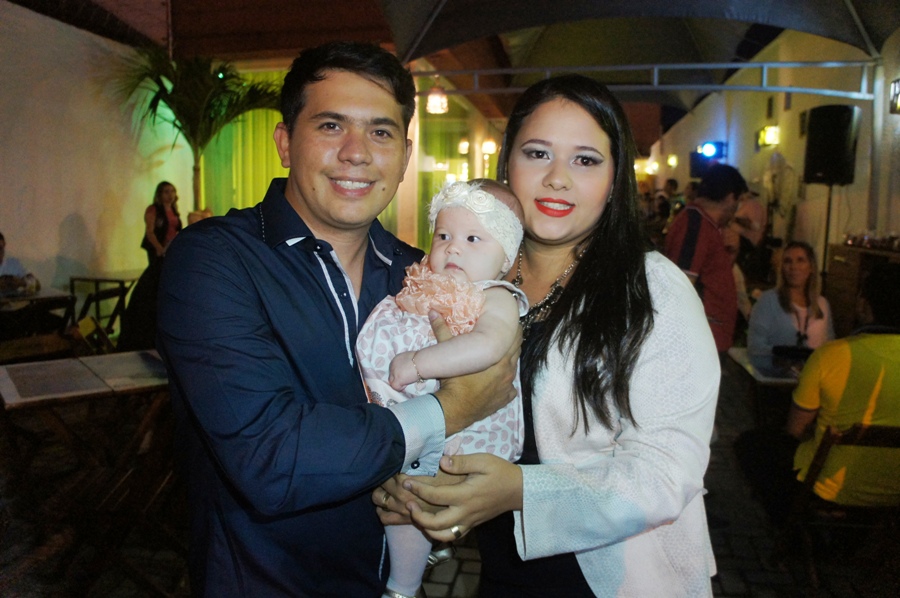 Diego Araújo e Juliana Oliveira com a filha Maria Ísis