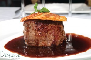 Filé mignon ao molho de vinho do Porto e batata Maxim's