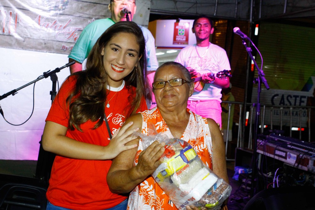 Maria Clara Silveira fazendo a entrega de cestas para os idoso