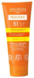 ANNA PEGOVA - PARIS se desdobrou no desenvolvimento do PEGOTAN 51 UVB/ UVA > 370 nm, um protetor solar de amplo espectro, composto por filtros solares ultraeficazes e fotoestáveis e Vitamina E (antioxidante). A complexidade da fórmula do produto previne o envelhecimento precoce fotoinduzido e protege contra as reações fotoquímicas, que desencadeiam reações bioquímicas oxidantes e inflamatórias que resultam em danos à pele e alterações no DNA. 