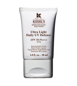 Kiehls - ULTRA LIGHT UV DEFENSE FPS 50 – R$198,00 Protetor solar. Amplo espectro de proteção UVA e UVB. Raios UVA são responsáveis pelo envelhecimento da pele, enquanto os raios UVB causam as queimaduras de sol. Fórmula de aplicação leve e fluida, com vitamina E, não obstrui os poros. Acabamento mate . Testado dermatologicamente, não-comedogênico, sem perfume. 