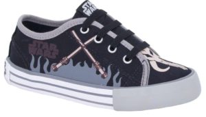 A Diversão - licenciada oficial da produtora - aposta em sete modelos de tênis que figuram entre abotinados, vulcanizados e casuais na versão cupsole. Os lançamentos trazem elementos alusivos, como tempestade de meteoros e os icônicos sabres de luz, além dos símbolos da Aliança Rebelde e do Clã de Boba Fett. Darth Vader e os solados Stormtrooper estão entre os personagens que protagonizam as novidades. Fechamentos em velcro e atacador acompanham os produtos, bem como detalhes trabalhados em lurex. A cartela de cores valoriza tons como preto, branco, cinza e vermelho, com o acréscimo do camel, que cumpre um papel mais sofisticado dentro das propostas da marca.