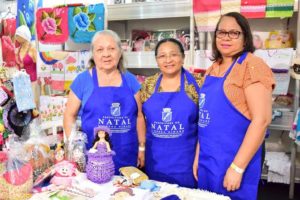 Artesãs na Fiart que são atendidas pela Semtas