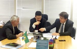 Governador Robinson Faria em Brasília com o ministro das Cidades, Bruno Araújo e o diretor-geral do DER/RN, Jorge Ernesto Fraxe. Foto: Assecom/RN