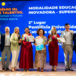 O Grupo Ser Educacional recebeu o prestigioso Prêmio IEL de Talentos na categoria Educação Inovadora. A premiação, organizada pelo Instituto Euvaldo Lodi (IEL), um dos mais importantes do país, celebra as melhores práticas de estágio e reconhece empresas que investem em projetos inovadores para o desenvolvimento de jovens talentos. A premiação destaca o compromisso da instituição em preparar os alunos para o mercado de trabalho, oferecendo oportunidades reais de desenvolvimento profissional e experiências práticas. Com foco na formação de futuros líderes, o Grupo Ser Educacional investe em projetos inovadores que impulsionam a jornada acadêmica e profissional dos jovens. Essa premiação é uma prova do sucesso dessas iniciativas e do impacto positivo que o Grupo Ser Educacional tem na vida de seus alunos. O Grupo Ser Educacional continua a trilhar um caminho de sucesso, sempre buscando oferecer o melhor aos seus alunos e preparando-os para construir um futuro brilhante
